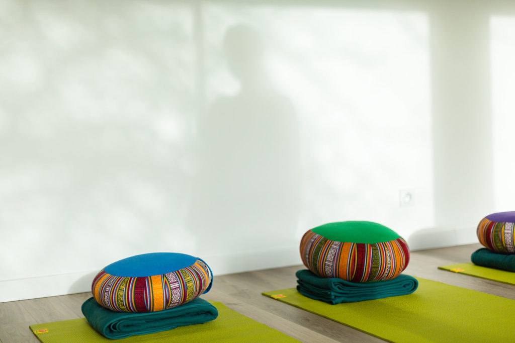 cropped-Salle-coussins-1-web.jpg